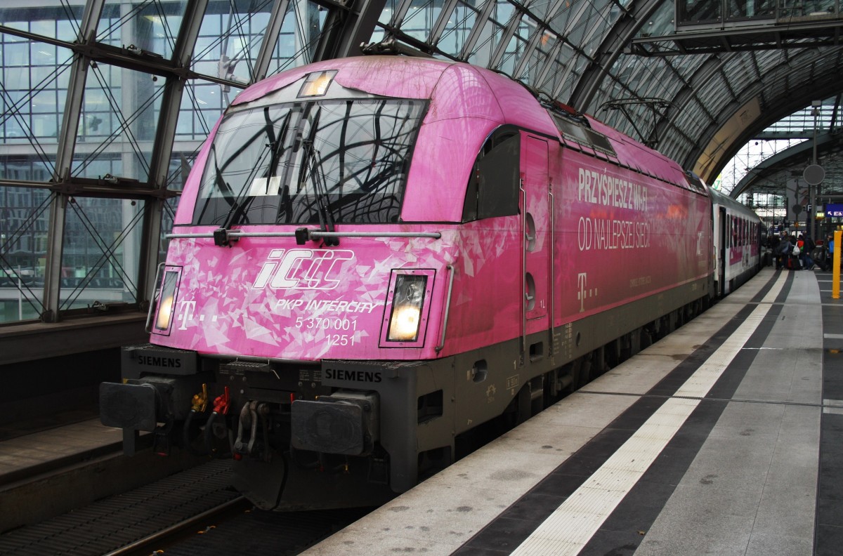 Hier 5 370 001 mit EC45  Berlin-Warszawa-Express  von Berlin Hbf. nach Warszawa Wschodnia, dieser Zug stand am 18.12.2015 in Berlin Hbf.