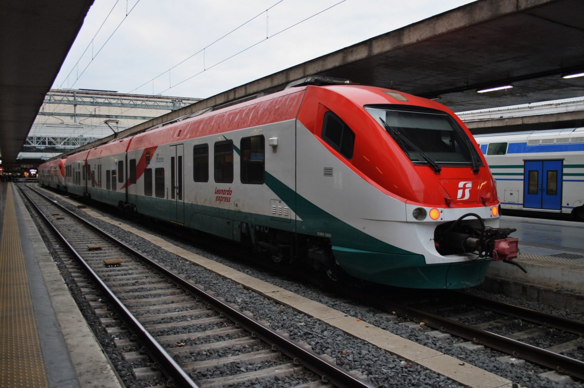 Hier 501 094 und 501 070 als R3316 von Roma Termini nach Fiumicino Aeroporto, dieser Triebzugverband stand am 24.12.2014 in Roma Termini. 