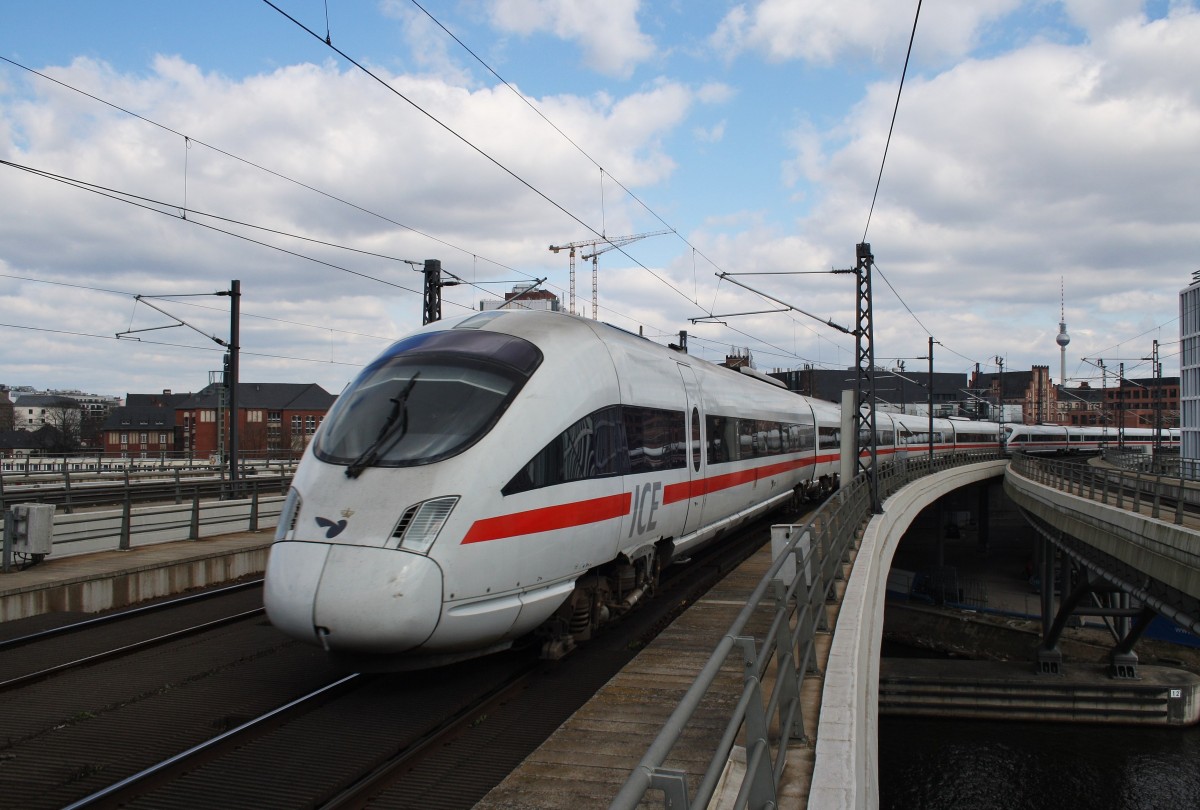 Hier 605 016-5 als ICE381 von Hamburg Hbf. nach Berlin Ostbahnhof mit 605 018-1  Jever  als ICE38 von Østerport st nach Berlin Ostbahnhof, bei der Ausfahrt am 6.4.2015 aus Berlin Hbf. 