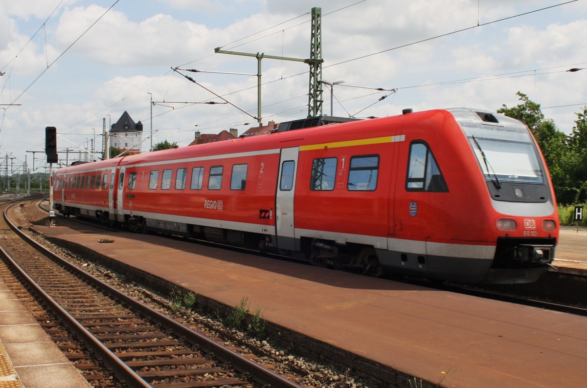Hier 612 022-4 als RE3 (3707) von Erfurt Hbf. nach Altenburg, bei der Ausfahrt am 14.7.2013 aus Weimar.