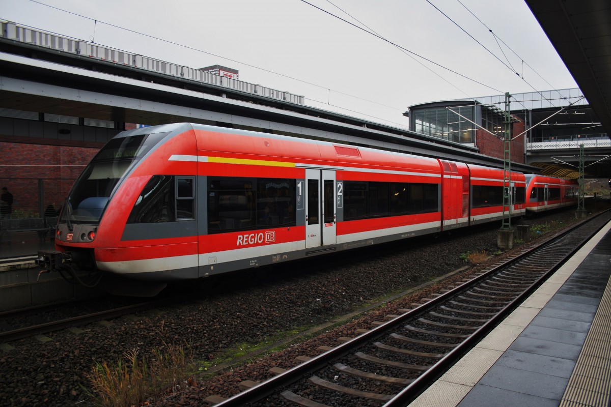 Hier 646 016-5 und 646 021-6 als RE6 (RE18612)  Prignitz-Express  von Berlin Gesundbrunnen nach Wittenberge, dieser Triebzugverband stand am 18.12.2015 in Berlin Gesundbrunnen.