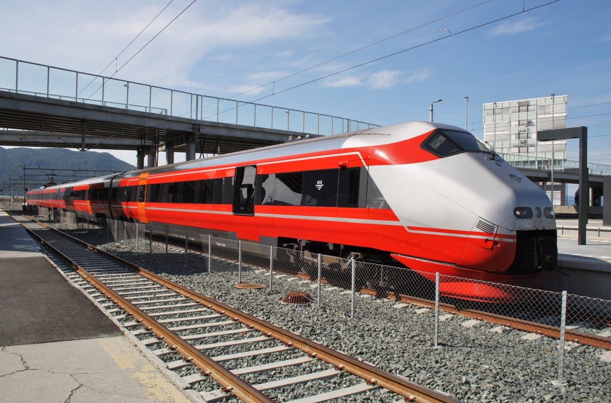 Hier 73007 als EX41 von Oslo S nach Trondheim S, dieser Triebzug stand am 29.7.2014 in Trondheim S.