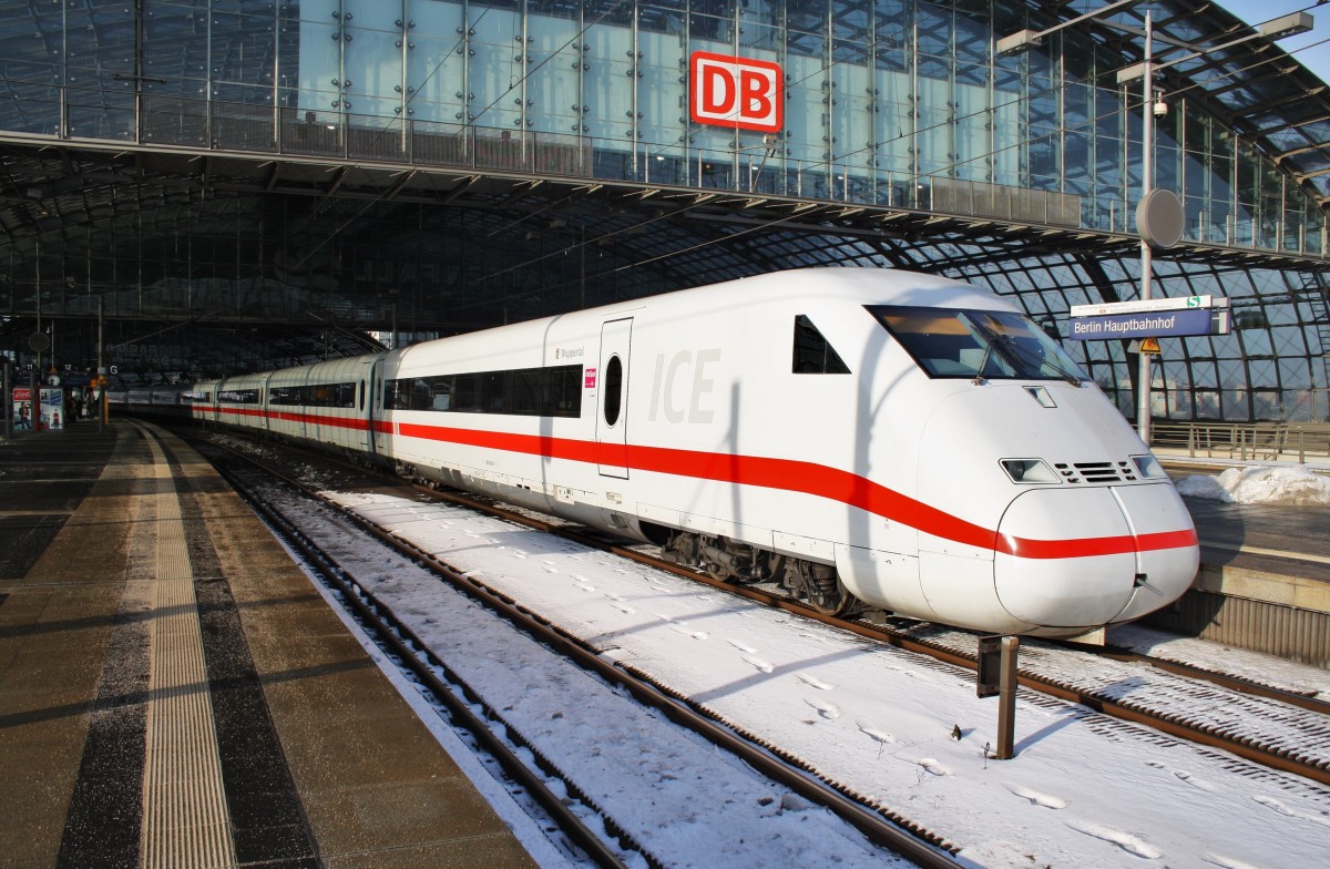 Hier 808 002-0  Wuppertal  als ICE650 von Berlin Ostbahnhof nach Köln Hbf. mit 808 043-4  Bautzen/Budyšin  als ICE640 von Berlin Ostbahnhof nach Düsseldorf Hbf., diese ICE-Doppeltraktion stand am 1.2.2014 in Berlin Hbf. 