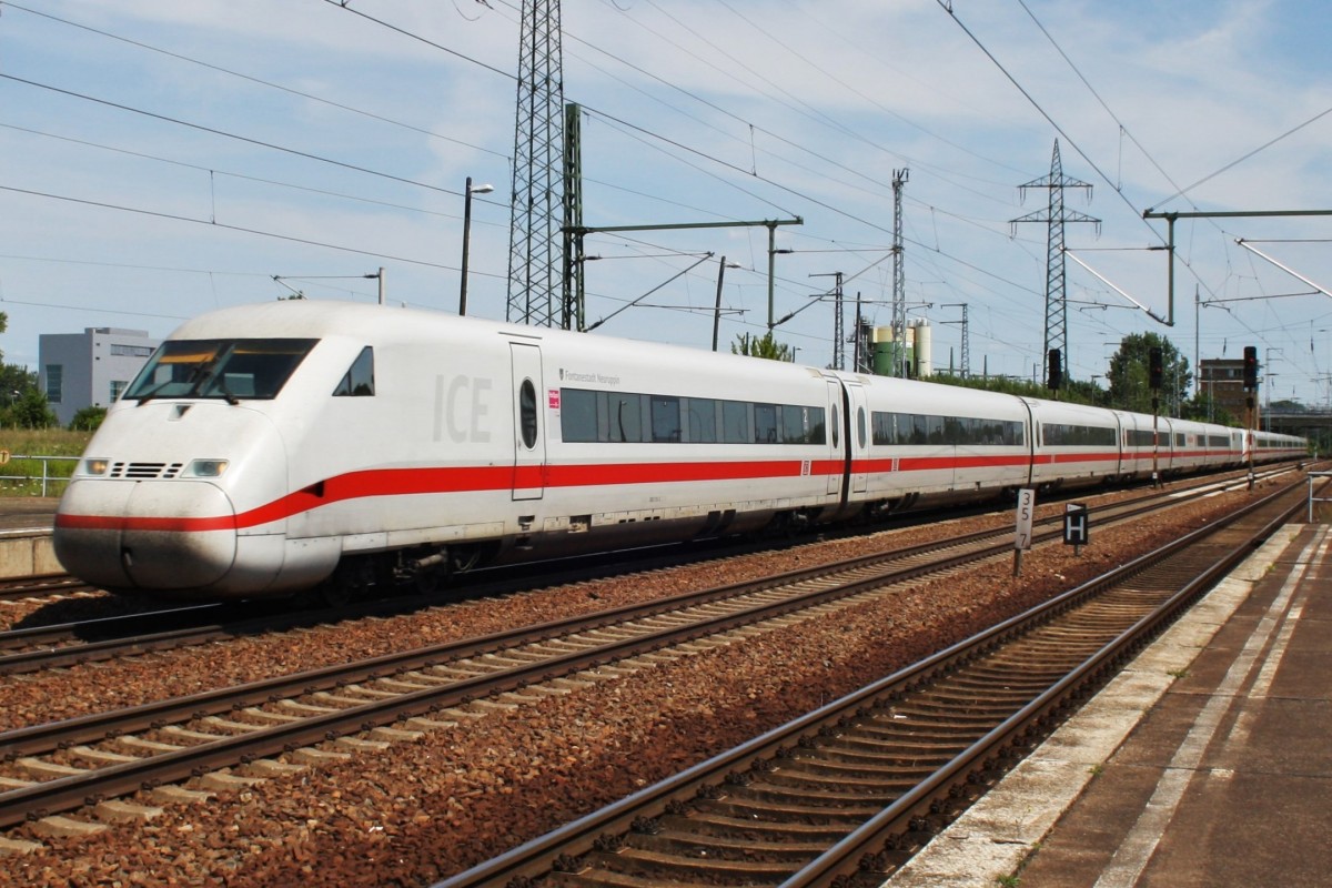 Hier 808 010-3  Fontanestadt Neuruppin  als Leerzug von Berlin Rummelsburg nach Berlin Hbf.(tief) mit 402 023-6  Schwerin  als Leerzug von Berlin Rummelsburg nach Berlin Hbf.(tief), bei der Durchfahrt am 7.7.2013 durch Berlin Schnefeld Flughafen, in Richtung Genshagener Heide.