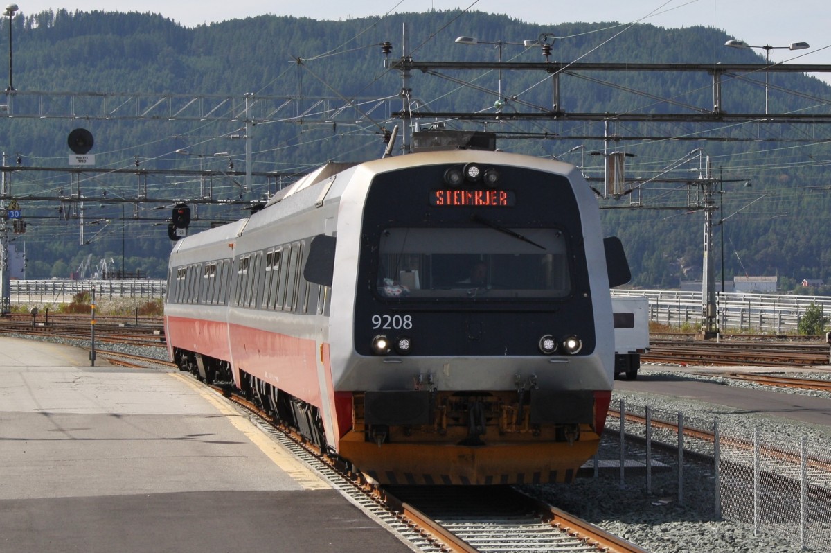 Hier 9208 als R439 von Lerkendal nach Steinkjer, bei der Einfahrt am 29.7.2014 in Trondheim S. 