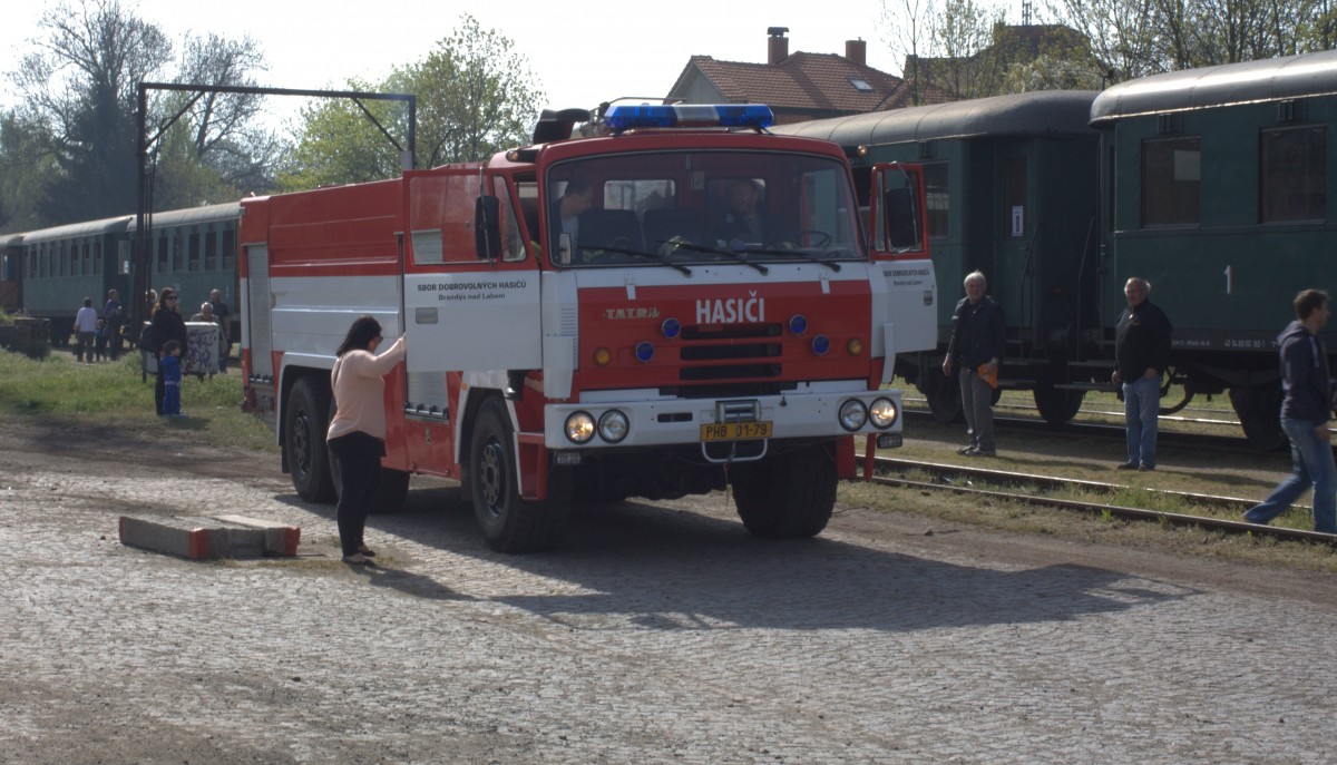 Hier in Brandys n.L. wird der Dampfsonderzug 475 179 (Prag Branik - Melnik)unkonventionell mit Frischwasser durch die rtliche Feuerwehr befllt....so wahrscheinlich nur in Tschechien mglich. 25.04.2015, 8:54 Uhr