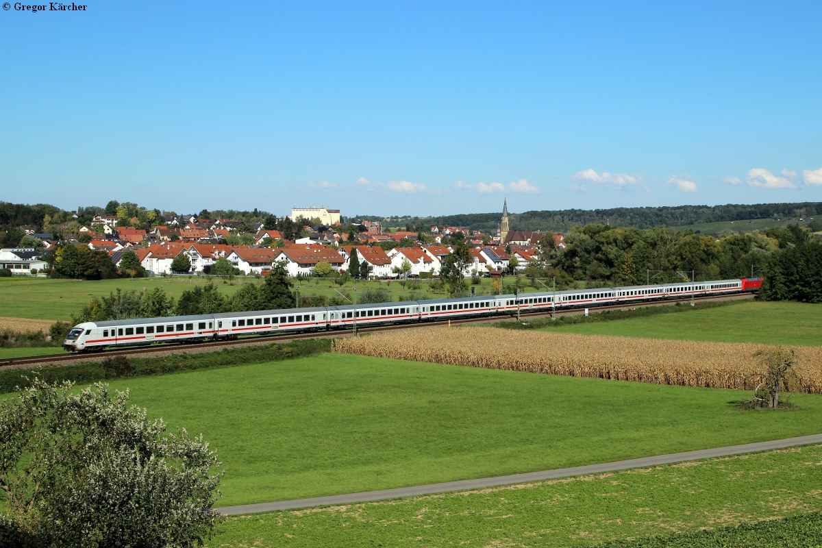 Hier ein 9 Wagen langer IC Richtung Stuttgart in seiner vollen Breite vor der Ortskulisse Heidelsheim, 29.09.2015.