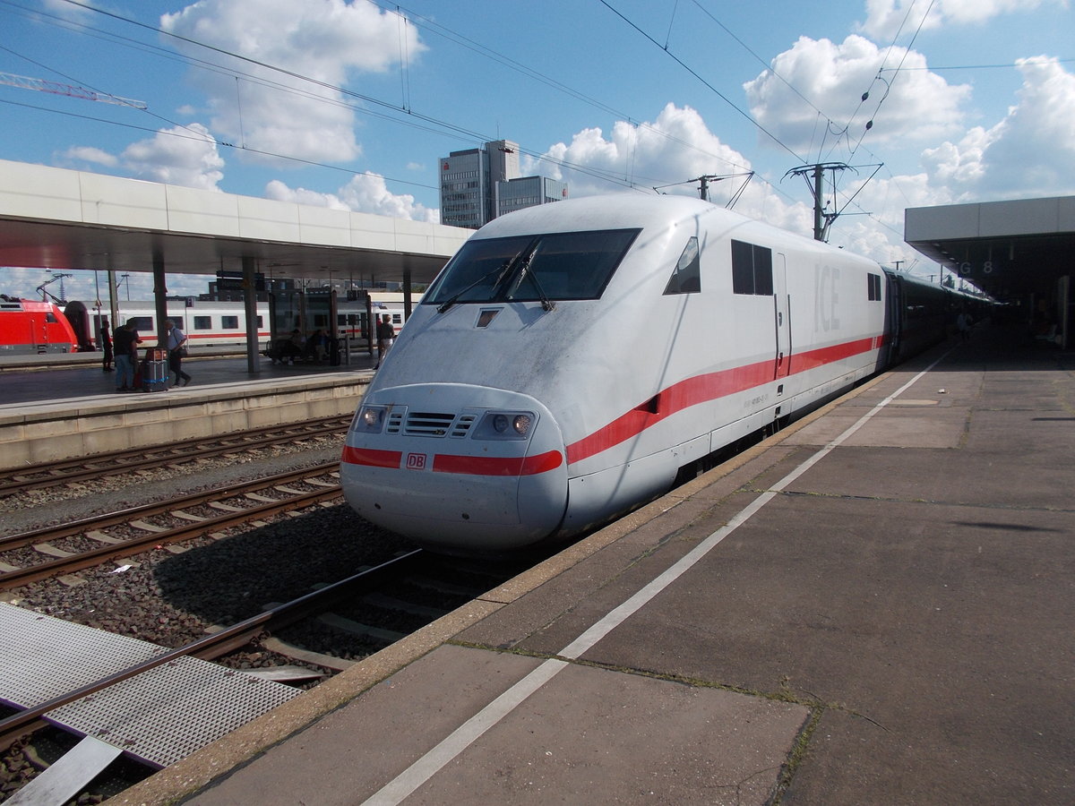 Hier ein ICE 1 (Br401) in Hannover Hbf an einem sonnigen Sonntag im September 2017. In wenigen Minuten wird er nach Hamburg-Altona weiter fahren.
Foto: SignalGrün bzw. SignalGrün [Trainsptt] Fotos.