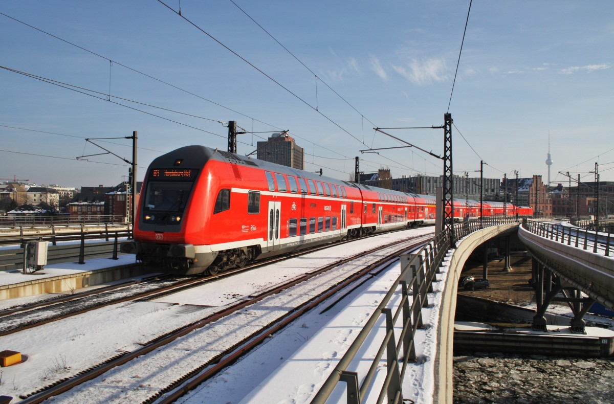 Hier ein RE1 (RE18116) von Frankfurt(Oder) nach Magdeburg Hbf., bei der Einfahrt am 1.2.2014 in Berlin Hbf. Schublok war 182 008. 