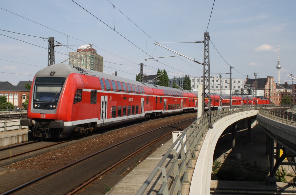 Hier ein RE1 (RE18126) von Frankfurt(Oder) nach Magdeburg Hbf., bei der Einfahrt am 27.7.2013 in Berlin Hbf. Schublok war 182 008. 