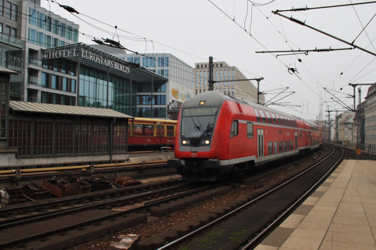 Hier ein RE1 (RE18170) von Frankfurt(Oder) nach Brandenburg Hbf., bei der Einfahrt am 16.11.2013 in Berlin Friedrichstraße. Schublok war 182 005. 