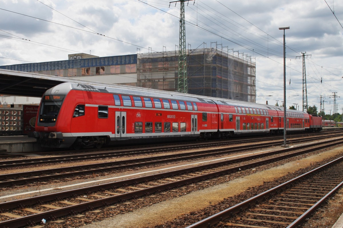 Hier ein RE18 (RE18410) von Dresden Hbf. nach Cottbus, bei der Einfahrt am 19.7.2013 in Cottbus. Schublok war 143 251-7.