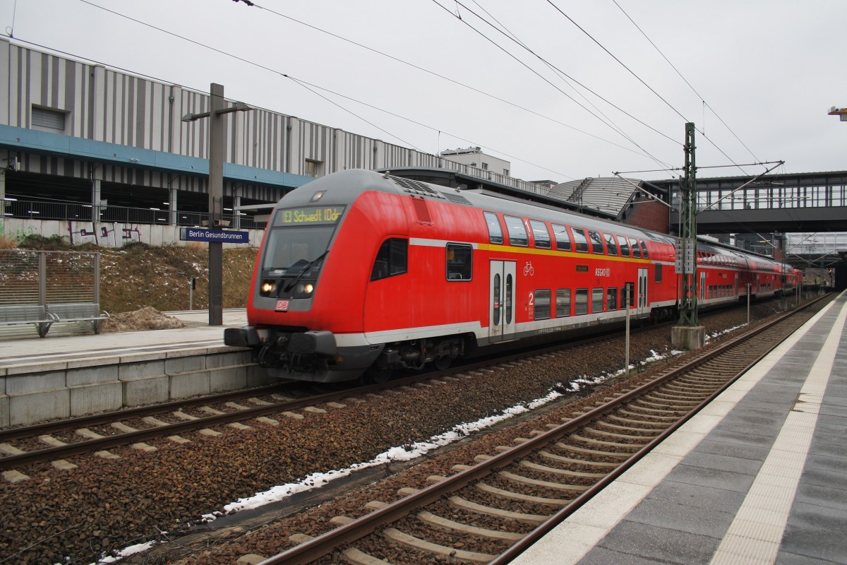 Hier ein RE3 (RE18352) von Wünsdorf-Waldstadt nach Schwedt(Oder), bei der Ausfahrt am 3.2.2014 aus Berlin Gesundbrunnen. Schublok war 112 105.