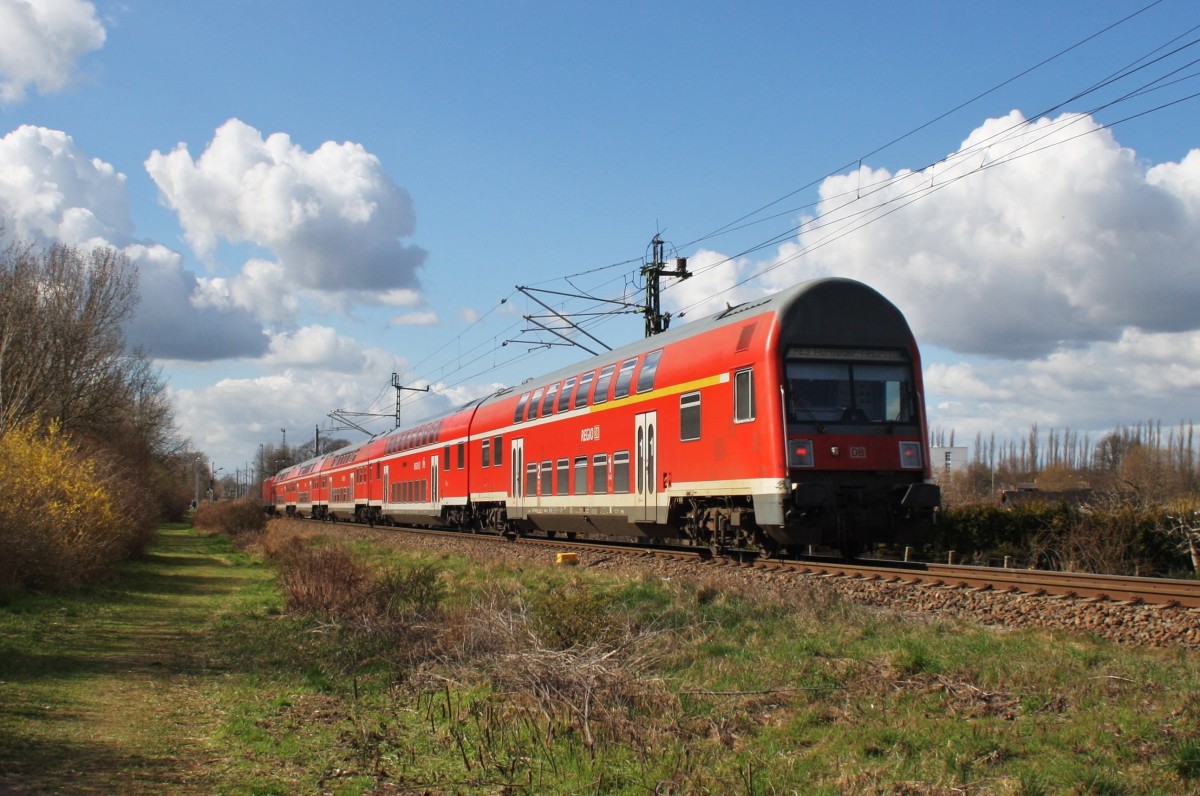 Hier ein RE3 (RE18353) von Schwedt(Oder) nach Wünsdorf-Waldstadt, am 3.4.2015 zwischen Helbigstraße und Vierradener Chaussee in Schwedt(Oder). Zuglok war 112 187.