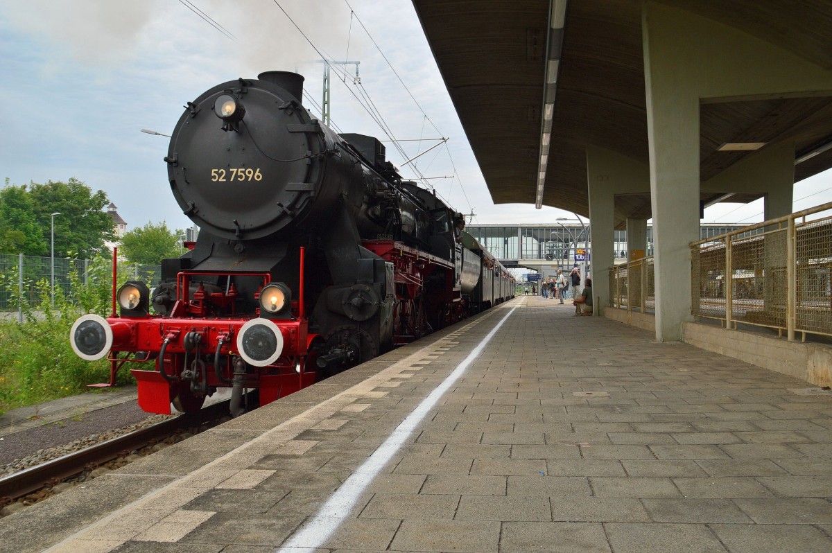 Hier fährt die 52 7596 vom Gleis 10 des Heidelberger Hbf mit vier  vierachsigen Umbauwagen nach Sinsheim aus. Donnerstag den 29.5.2014