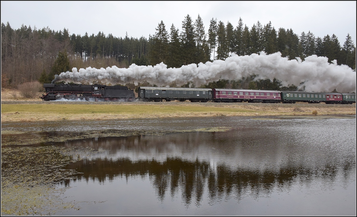 Hier fährt beim Kraftwerk Ruderatshofen die 44 546 mit Volldampf vorbei. Februar 2018.