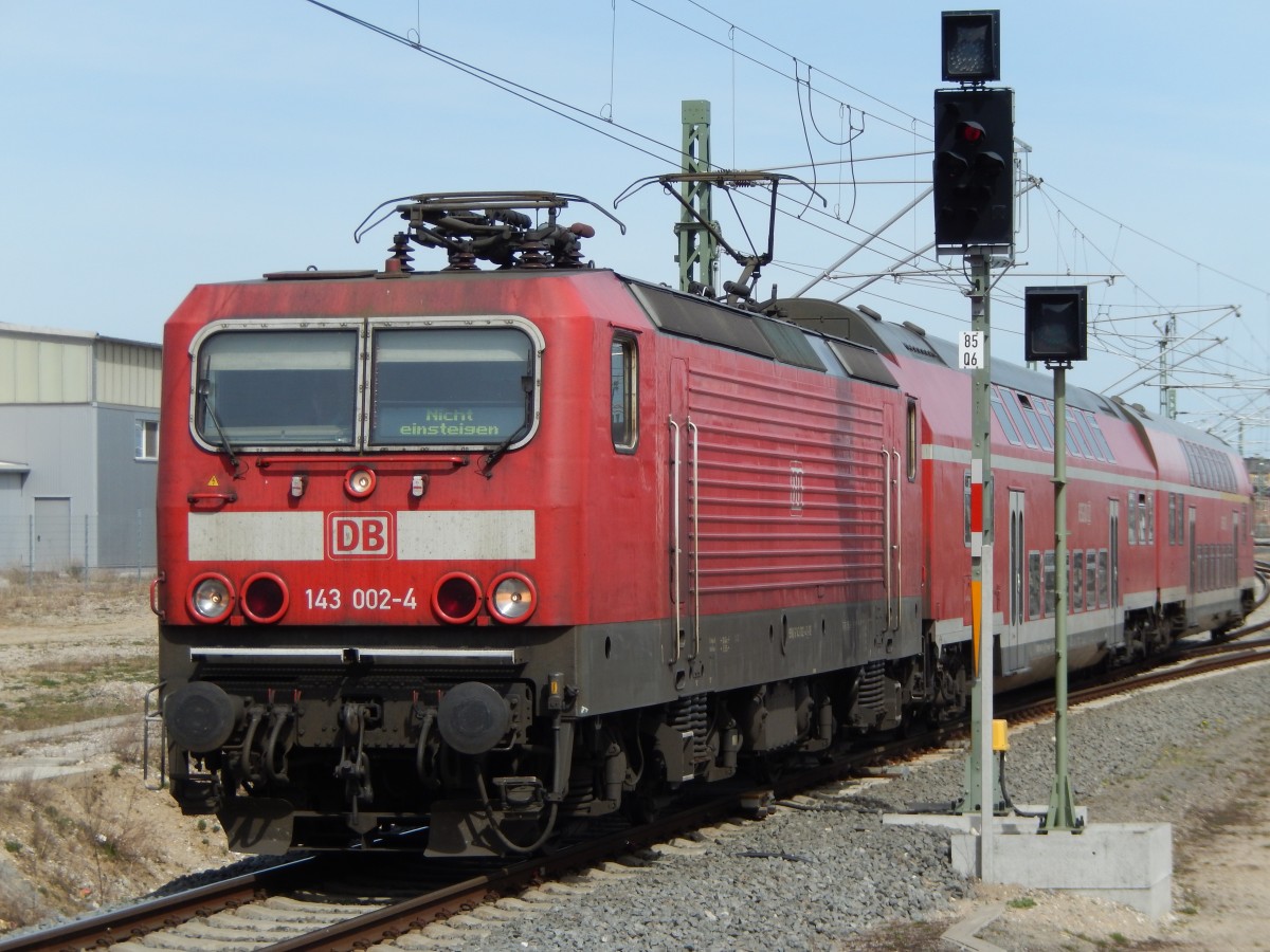 Hier der farbliche Totalkontrast: 143 002 und Doppelstockwagen im mehr oder weniger leuchtendem Rot bei der Einfahrt in den Leipziger Hauptbahnhof. Das ist die Regionalbahn 125 aus Weißenfels.
12.04.2015