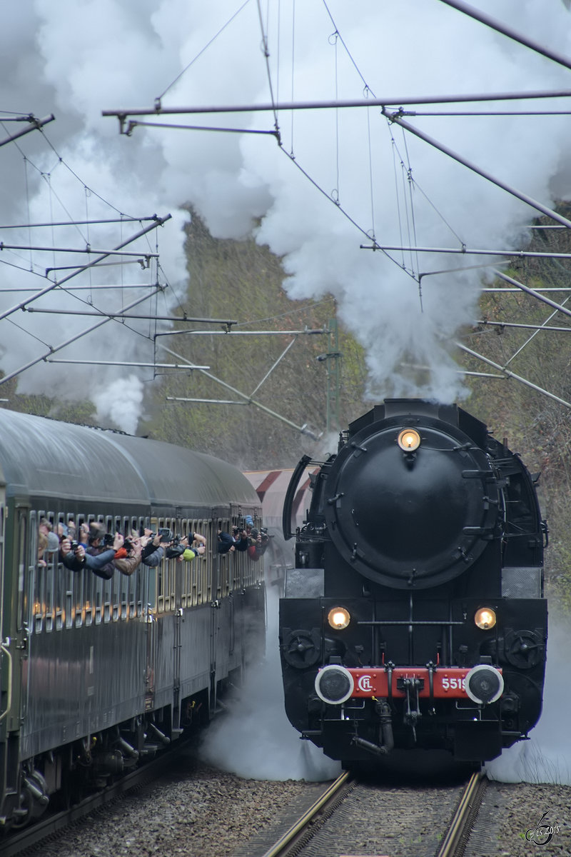 Hier frönen die Dampffans ihrem Hobby und nutzen ihre Chance, die CFL 5519 aus nächster Nähe abzulichten. (Parallelfahrt auf der Tharanter Rampe, April 2017)