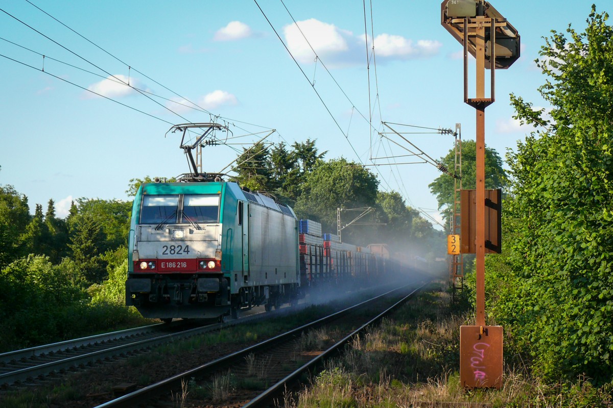 Hier gibt der Lokführer viel  Gummi  sprich Sand vor die Räder, damit die 2824 die schwere Last die steile Rampe am Gemmenicher Weg problemlos hochziehen kann. Aufgenommen am 19/06/2009.