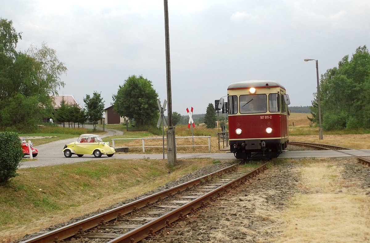 Hier haben wir nun schon Stiege erreicht, der 187 013 hat seine erste Runde gedreht, als zufällig eine kleine Kolonne Kabinenroller daher gefahren kam und respektvoll 
dem Triebwagen den Vortritt ließen.Leider geht das an dieser Stelle auch schon mal anders!
28.07.18