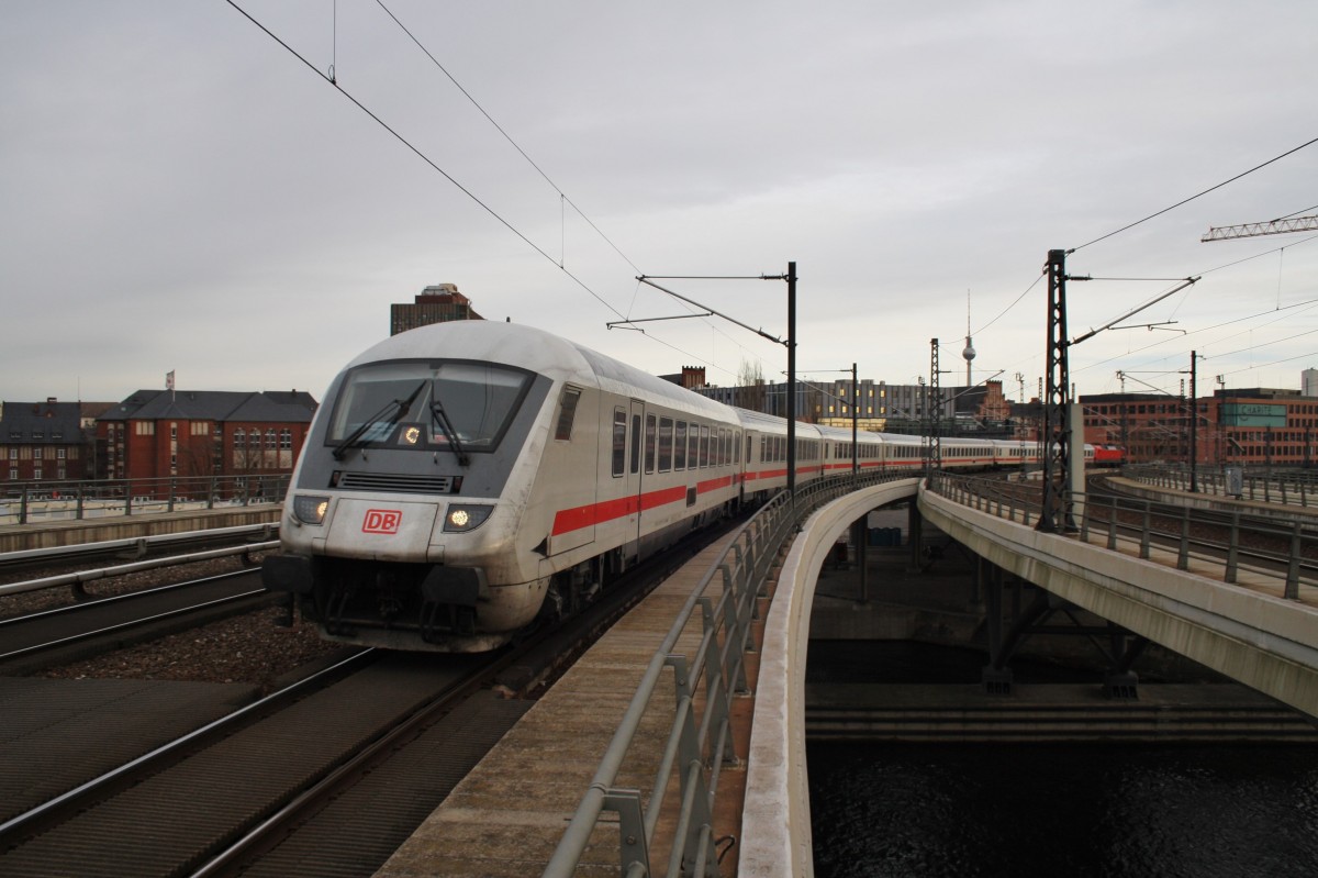 Hier IC2385 von Berlin Ostbahnhof nach Frankfurt(Main) Hbf., bei der Einfahrt am 21.12.2013 in Berlin Hbf. Schublok war 120 103-7. 