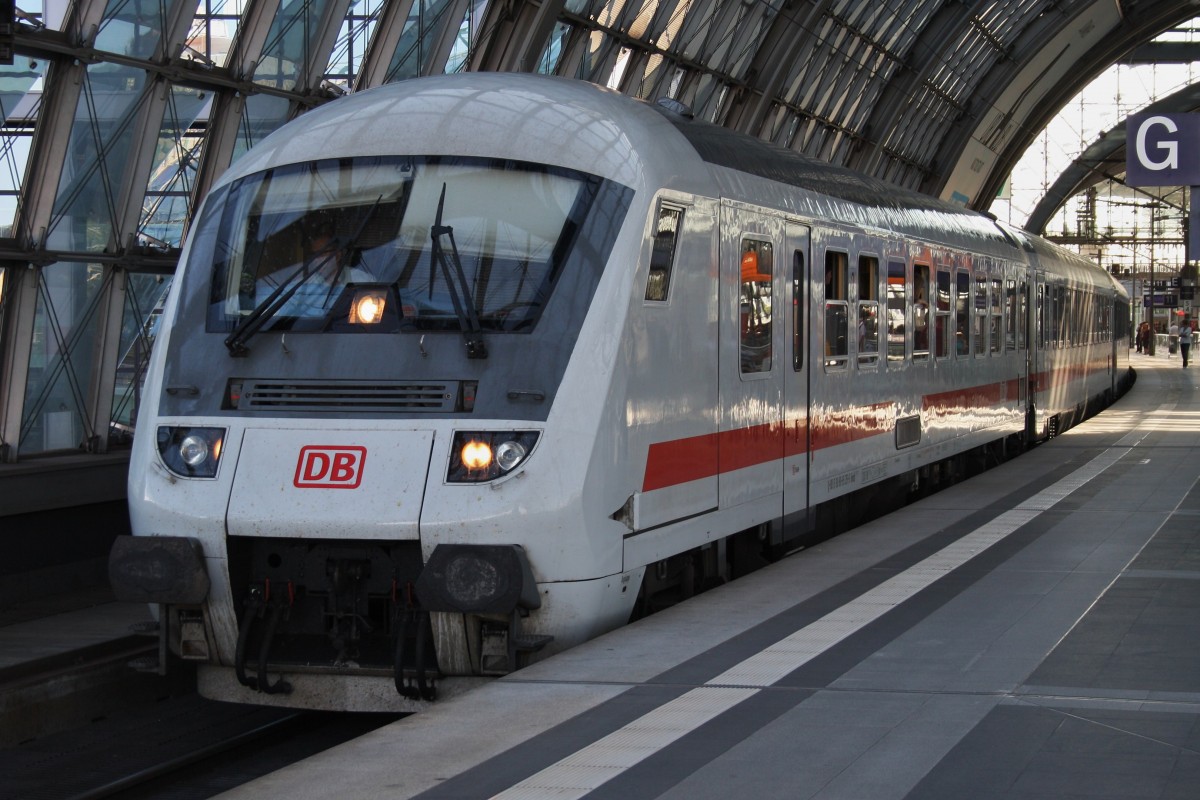 Hier IC2431 von Emden Auenhafen nach Berlin Ostbahnhof, bei der Einfahrt am 6.7.2013 in Berlin Hbf. (Geschoben hatte 101 004-0)