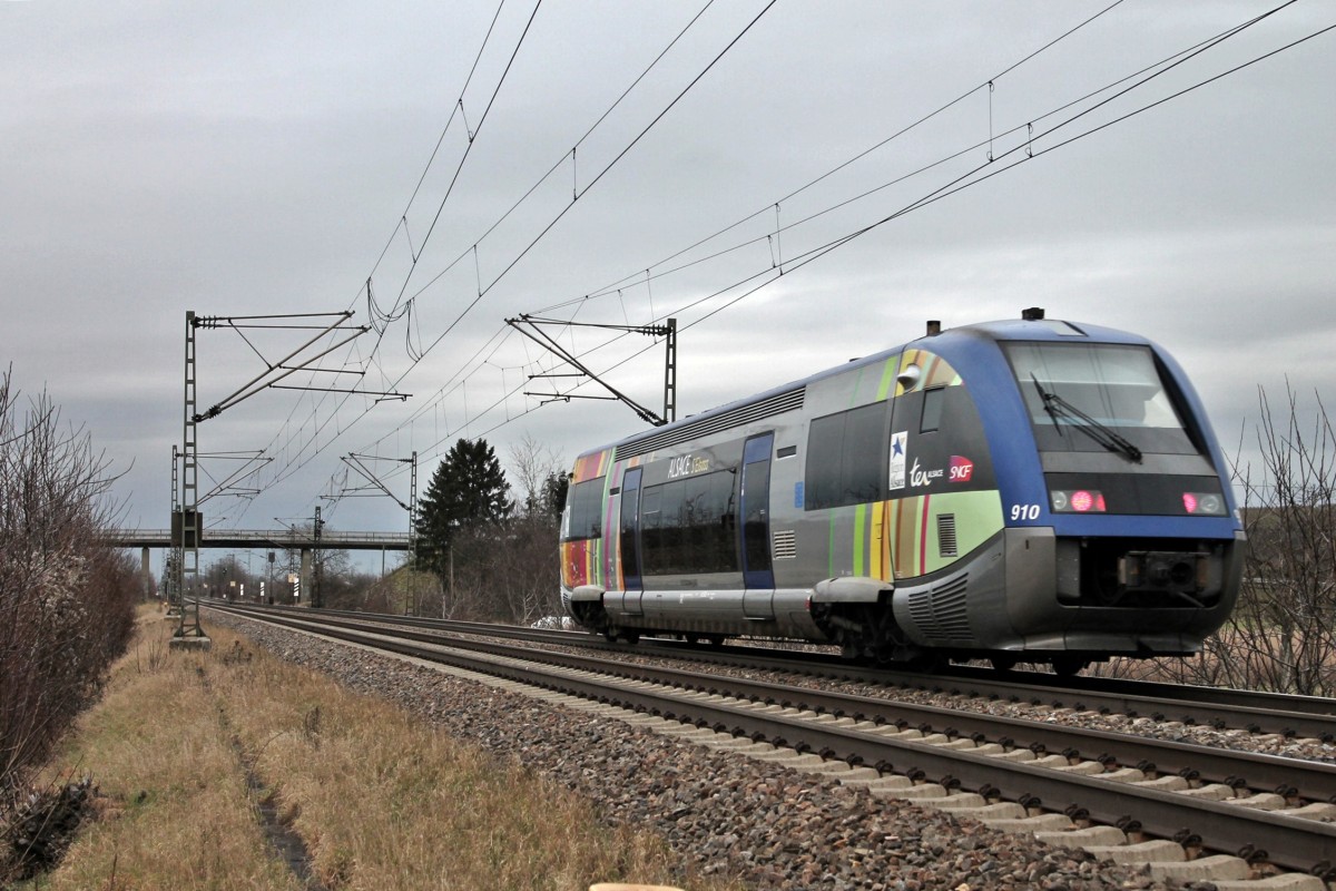 Hier ist der IRE 87489 (Mulhouse Ville - Freiburg (Brsg) Hbf), der am 03.01.2014 vom X73910 gebildet worden sind. Hier ist der Interregio-Express bei Hügelheim gen Freiburg unterwegs.