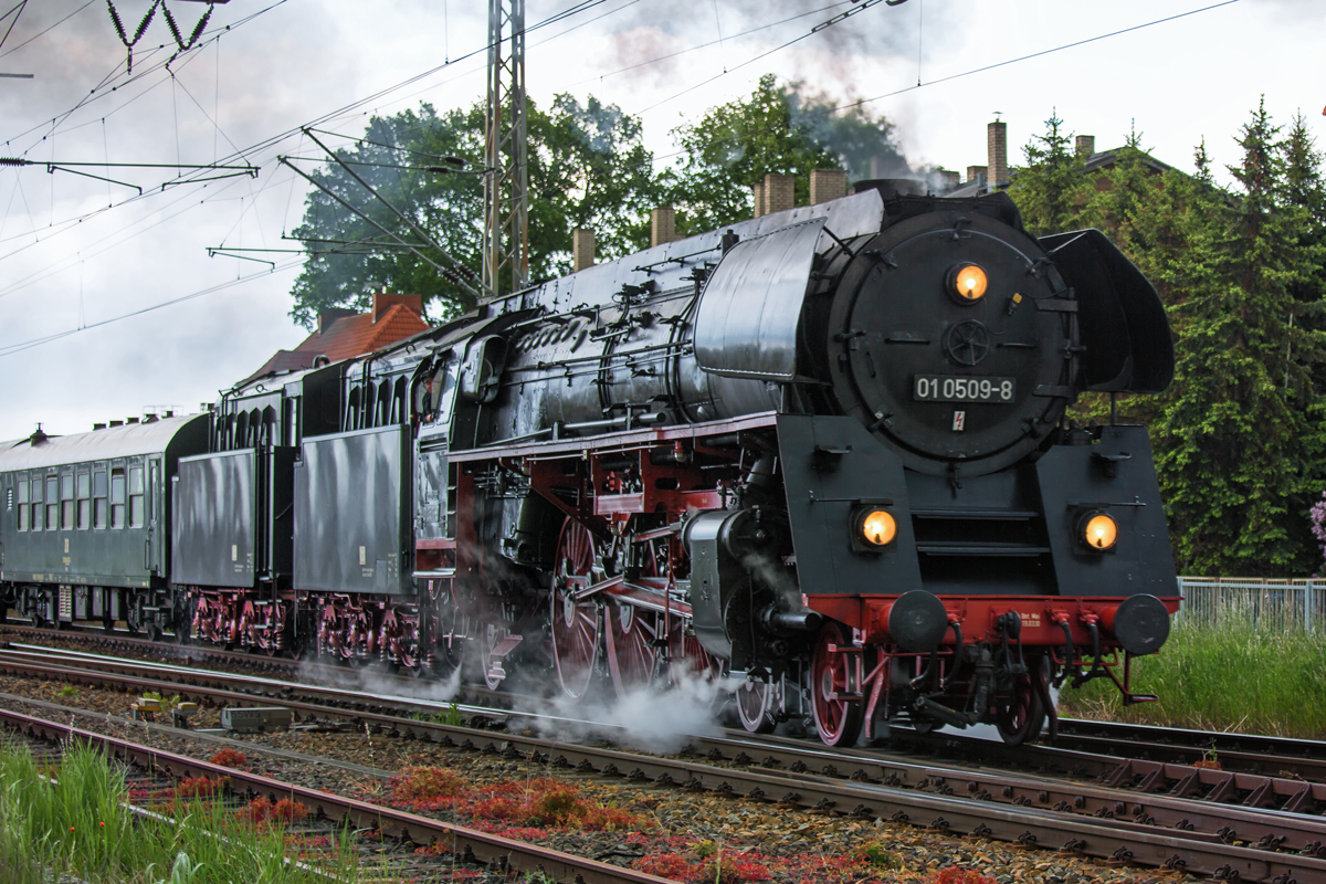 Hier kehrt der Sonderzug mit der Lok 01 0509 vom Bahnhofsfest in Putbus zurück. Aufgenommen bei der Ausfahrt in Pasewalk. - 30.05.2015