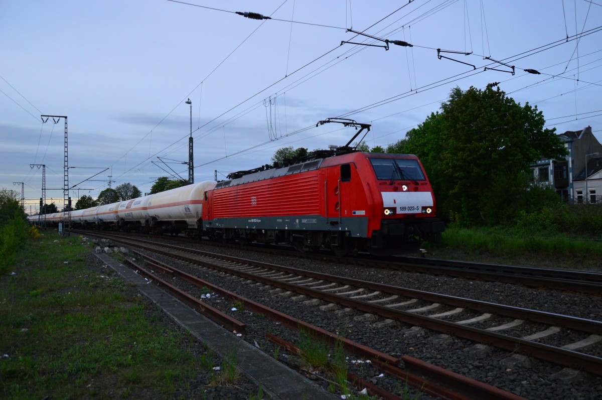 Hier kommt die 189 023-5 mit einem gemischtem Güterzug durch den Rheydter Hbf gen Köln gefahren. 4.5.2015