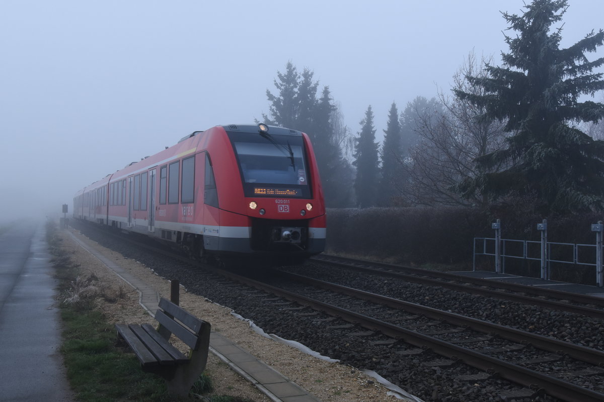 Hier kommt der 620 011 als RE 22 aus Gerolstein kommend auf seinem Weg nach Köln Deutz/Messe bei Groß-Vernich am Samstag den 3.12.2016
