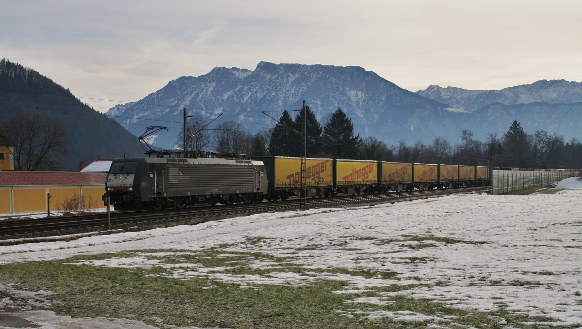 Hier kommt am 18.12.2013 die 189 938-4 von TXL mit Sattelauflegern von Kufstein und fährt Richtung München. Fotografiert am Bahnübergang von Niederaudorf mit dem Kaisergebirge im Hintergrund. Gruß an den TF!!!