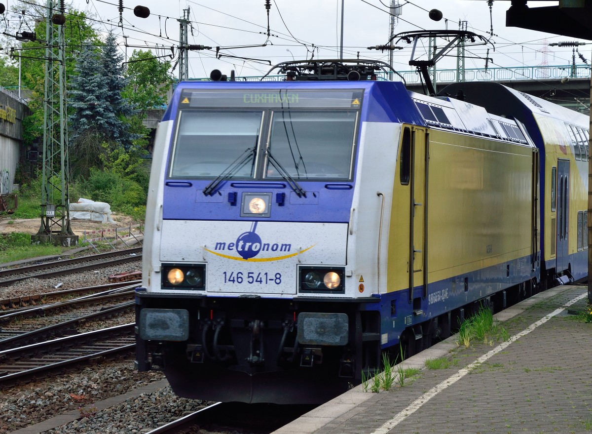 Hier kommt der Metronom-Zug mit der 146 541-8 nach Cuxhaven gerade vom Hbf und macht in Harburg gleich Kopf um dann in Richtung Cuxhaven abzubiegen. 9.5.2015