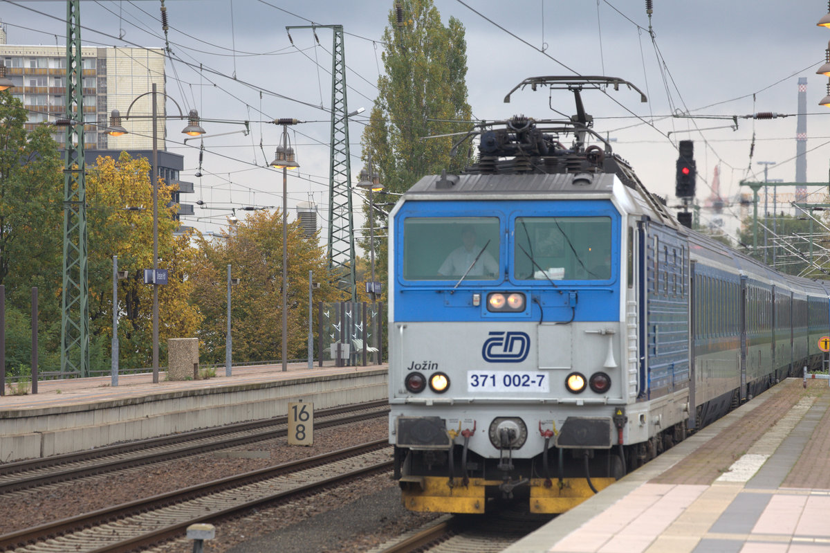 Hier läuft 371 002-7 Jozin mit dem Eurocity aus Prag nach Hamburg in Dresden ein. 
21.10.2016 12:44 Uhr.