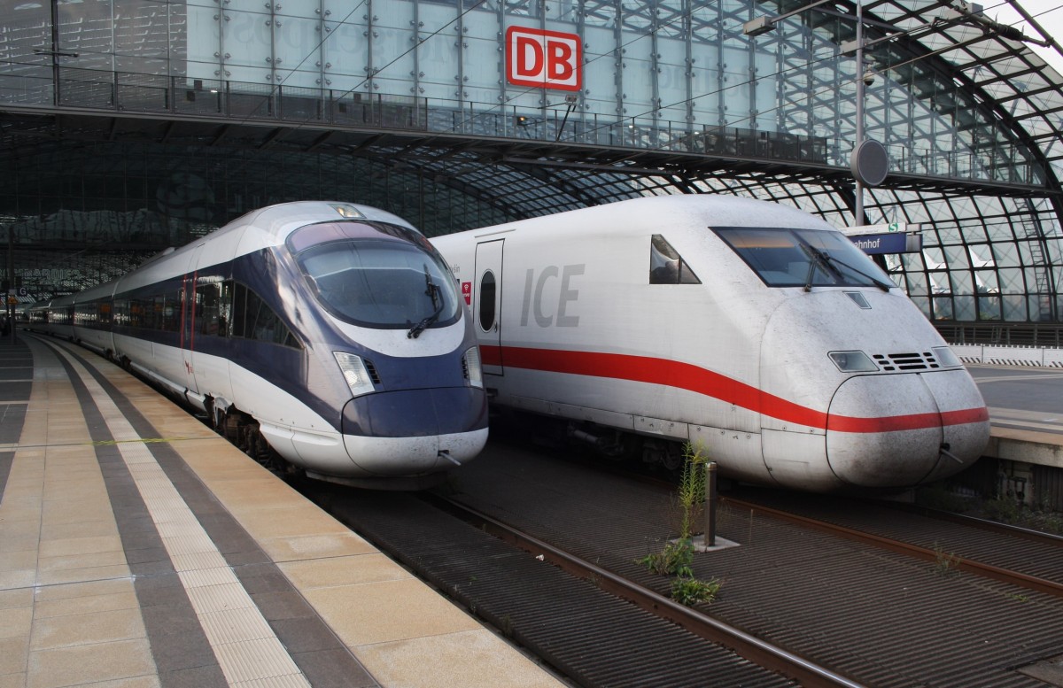 Hier links 605 006-6 als ICE381 von Århus H nach Berlin Ostbahnhof mit 605 005-8  Ostseebad Heringsdorf  als ICE38 von Østerport st nach Berlin Ostbahnhof und rechts 808 043-4  Bautzen/Budyšin  als ICE556 von Berlin Ostbahnhof nach Köln Hbf. mit 808 008-7  Bonn  als ICE546 von Berlin Ostbahnhof nach Düsseldorf Hbf., diese beiden ICE-Doppeltraktionen begegneten sich am 6.9.2014 in Berlin Hbf.