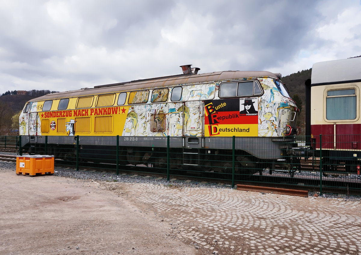 Hier noch mal eine Seitenansicht:
218 212-9  Sonderzug nach Pankow , am 23.3.2016 in Amorbach.