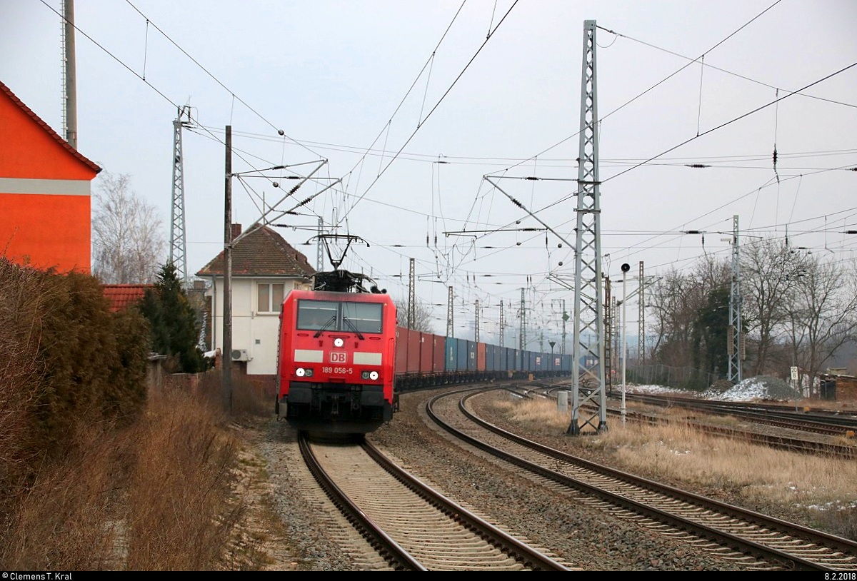 Hier noch der volle Blick auf 189 056-5 DB als langer Containerzug, der den Bahnhof Angersdorf auf der Bahnstrecke Halle–Hann. Münden (KBS 590) Richtung Sangerhausen durchfährt. [8.2.2018 | 15:13 Uhr]