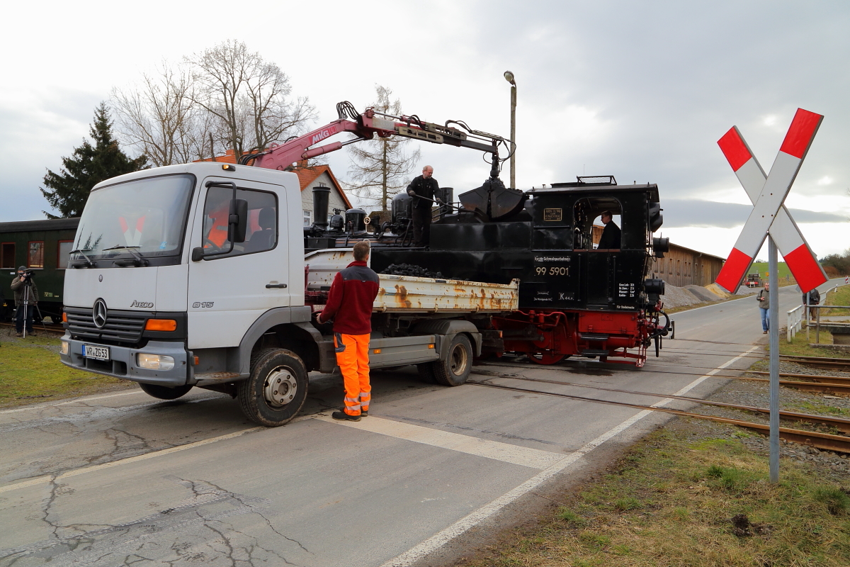 Hier nun die Auflösung zum vorherigen Bild: Zur Überraschung aller, erschien plötzlich die  mobile Bekohlungsanlage  der HSB, in Form des bei Sonderfahrten allgegenwärtigen Mercedes-LKW`s und man begann, mitten auf dem Bahnübergang, die Lok mit Brennstoff zu beschicken! Welcher betriebstechnische Umstand zu dieser absolut außergewöhnlichen Maßnahme geführt hat, blieb mir leider unbekannt. Nichtsdestoweniger ein Ereignis, was man nun wirklich nicht alle Tage erlebt und welches Fotoapparate und Filmkameras heißlaufen ließ!! ;-) Die Aufnahme entstand im Rahmen einer IG HSB-Sonderzugfahrt am Nachmittag des 07.02.2016 direkt am Bahnhof Stiege.