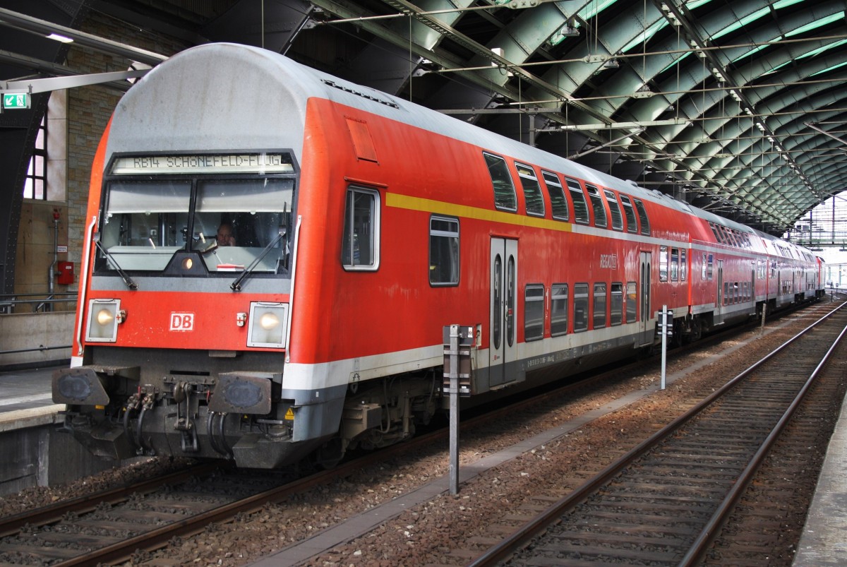 Hier eine RB14 (RB18915)  Airport-Express  von Nauen nach Berlin Schönefeld Flughafen, dieser Zug stand am 28.6.2014 in Berlin Ostbahnhof. Schublok war 143 333-3.