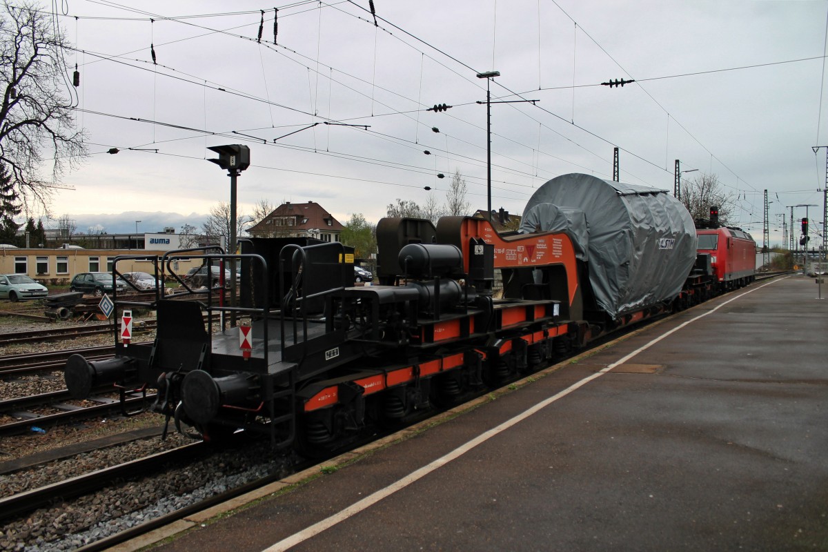 Hier der Schwertransport, der eine Turbine zu Alstom brachte, von der anderen Seite, der am 22.03.2014 zusammen mit der 185 129-4 auf Gleis 5 in Müllheim (Baden) abgestellt war.
