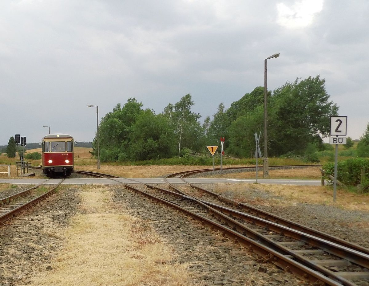 Hier sieht man den 187 013 aus der Wendeschleife kommen, er hat die zweite Runde hinter sich.
Im Hintergrund macht sich grad ein fernes Gewitter durch starke Böen unbeliebt, die den Erntestaub von Feldern in den Ort und über den Bahnhof bliesen.
28.07.18