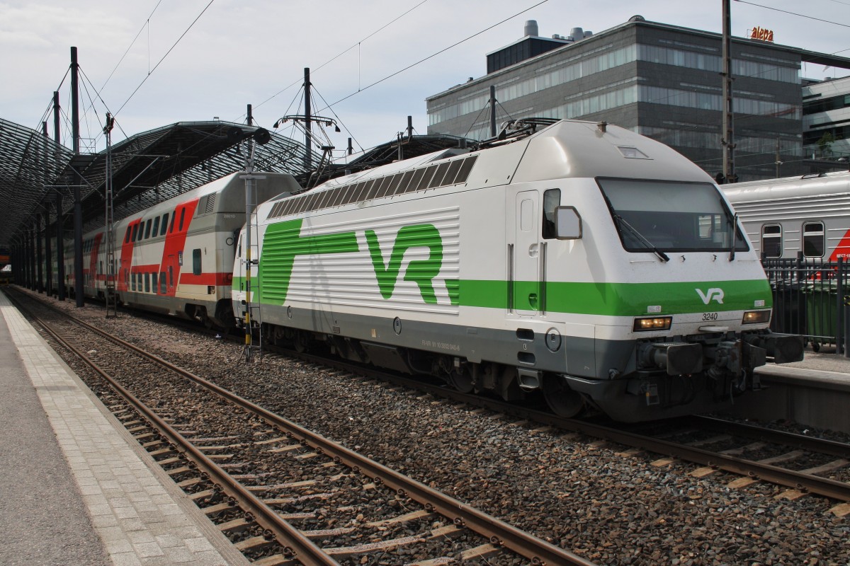 Hier Sr2 3240 mit IC169 von Helsinki nach Tampere/Tammerfors, dieser Zug stand am 19.6.2013 in Helsinki. 