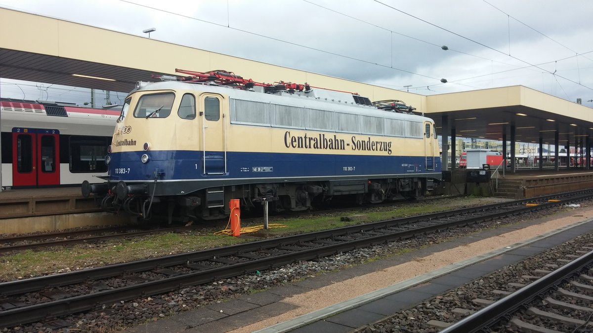 Hier steht die 110 383-7 der Centralbahn am 01.04.2018 in Basel Badischer Bahnhof.