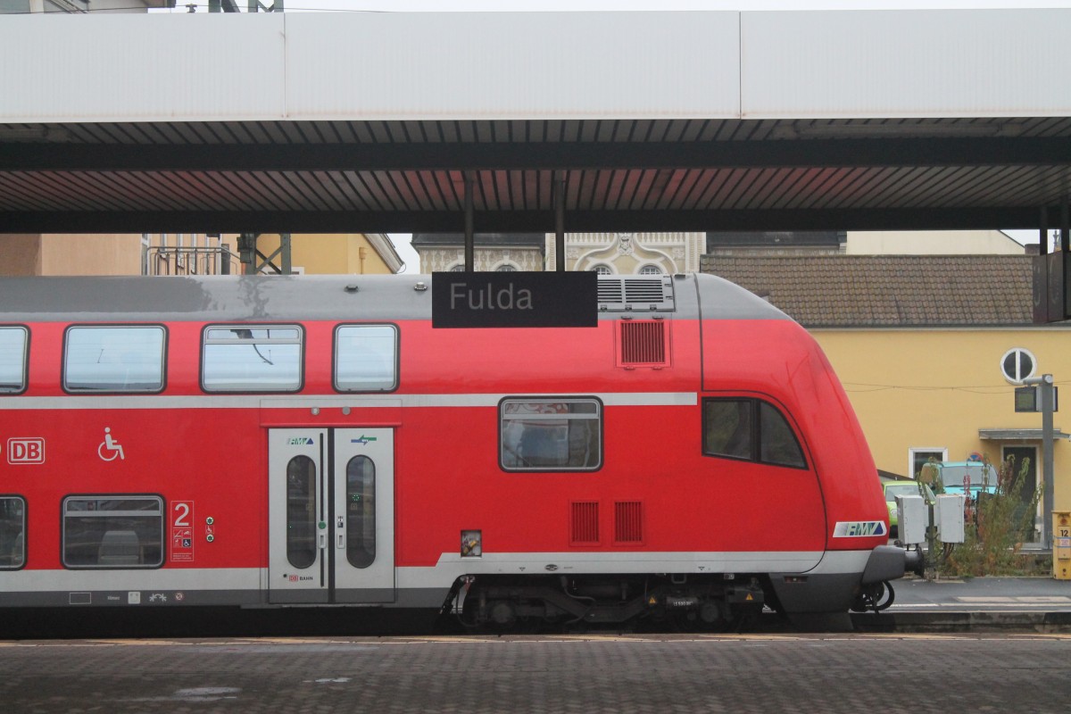 Hier steht ein modernisierter Dosto Steuerwagen am 17.10.13 in Fulda.