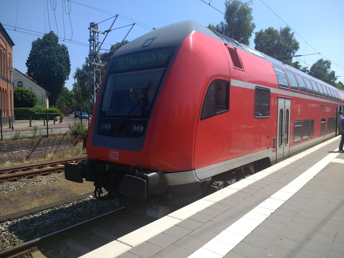 Hier steht ein RegionalExpress mit sieben Wagen u.a. mit Steuerwagen der vierten Generation im Bahnhof Leer auf der Fahrt von Hannover Hbf nach Norddeich Mole im Juni 2018 auf der Linie RE 1.
Foto von SignalGrün [Trainspott] Fotos bzw. SignalGrün.