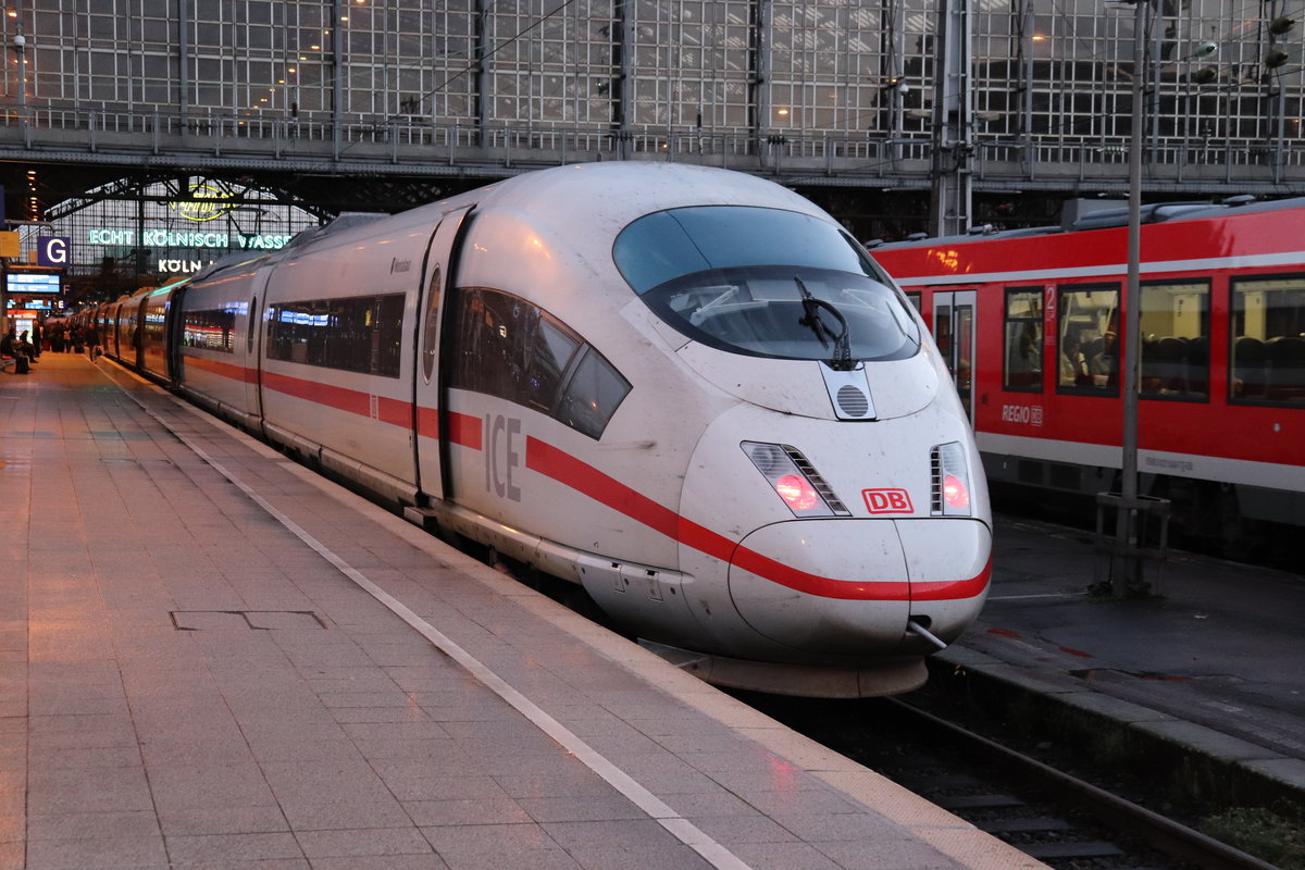 Hier steht eine ICE 3 Doppeltraktion am 1. Januar 2018 am Hauptbahnhof in Köln. Gleich wird dieser Zug seine Fahrt nach Basel in die Schweiz über Frankfurt am Main antreten. Der hintere ICE 3 hat dn Namen Montabaur.
Foto von SignalGrün bzw. SignalGrün [Trainsptt] Fotos.