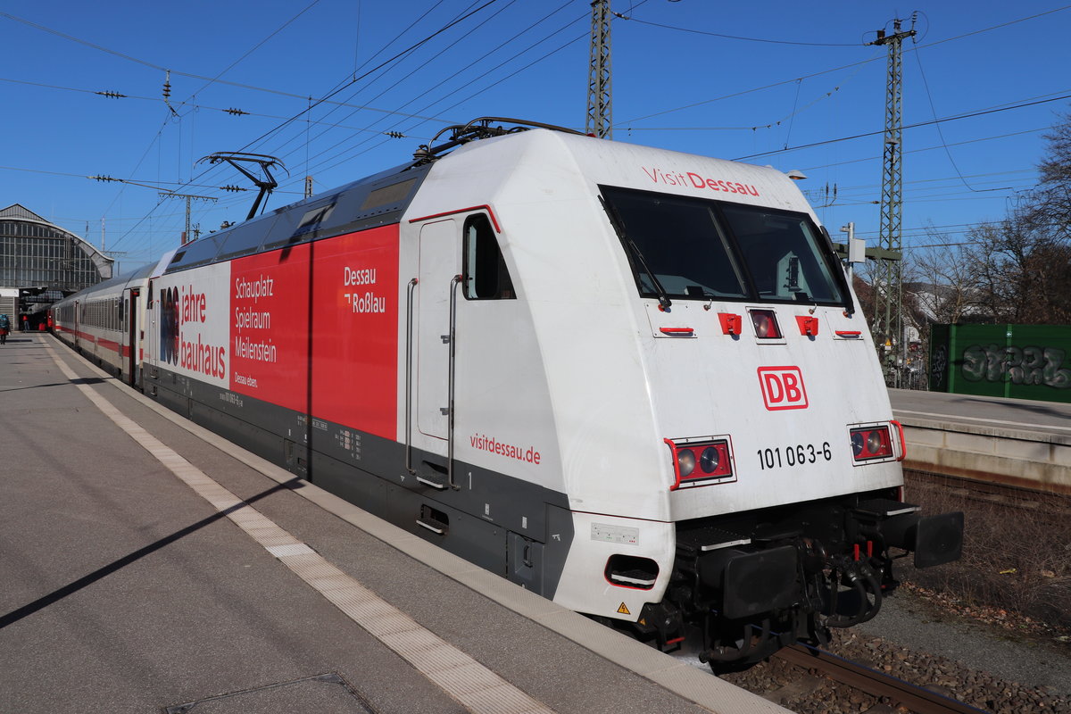 Hier steht eine Lok der Baureihe 101 mit einer Sonderbeklebung für das 100. Jährige Bestehen des Bauhauses in Dessau.
Angehängt sind Intercitywagen, der Zug fuhr nach Stuttgart Hbf über Dortmund, Köln und Frankfurt und kommt aus Richtung Hamburg.
Aufgenommen in Bremen Hbf, ende Februar 2019.

Foto von SignalGrün bzw SignalGrün [Trainsptt] Fotos.