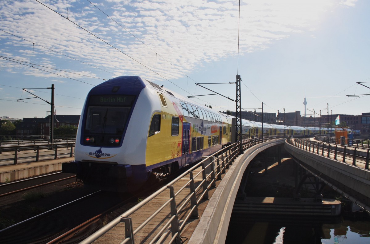 Hier SZ25041 von Hamburg-Altona nach Berlin Hbf., bei der Ausfahrt am 17.8.2013 aus Berlin Hbf., in Richtung Berlin Ostbahnhof. (Gezogen hatte 146 502-0)