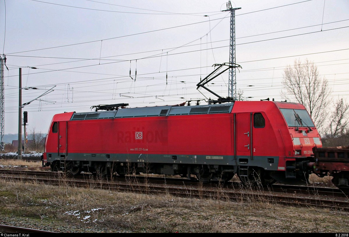 Hier eine verbesserte Version von 185 231-8 DB als gemischter Gz, der im Bahnhof Angersdorf auf der Bahnstrecke Halle–Hann. Münden (KBS 590) abgestellt ist. [8.2.2018 | 14:59 Uhr]