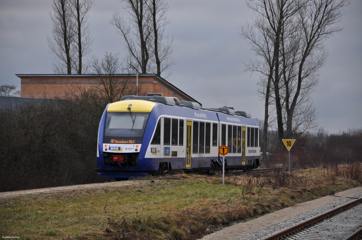 Hier verlässt eine der Bayerischen Regiobahnen (BRB) mit Dieseltriebwagen Alstom Coradia LINT 41 auf der Strecke Paartalbahn (KBS 983) den Bahnhof Radersdorf (LKS Aichach - Friedberg) in Richtung Augsburg am 18.01.2015. 