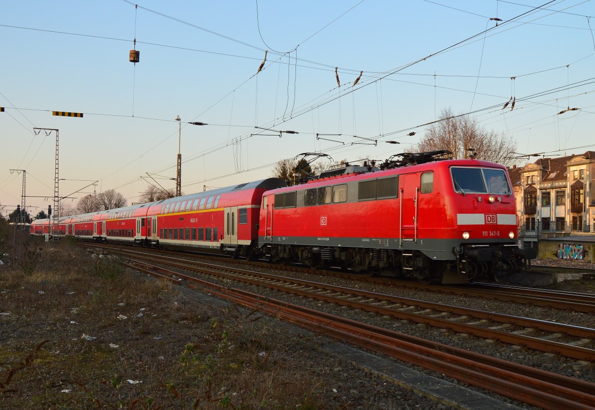 Hier zieht die 111 147-5 einen RE4 nach Aachen Hbf aus Rheydt nach Erkelenz. 17.3.2016